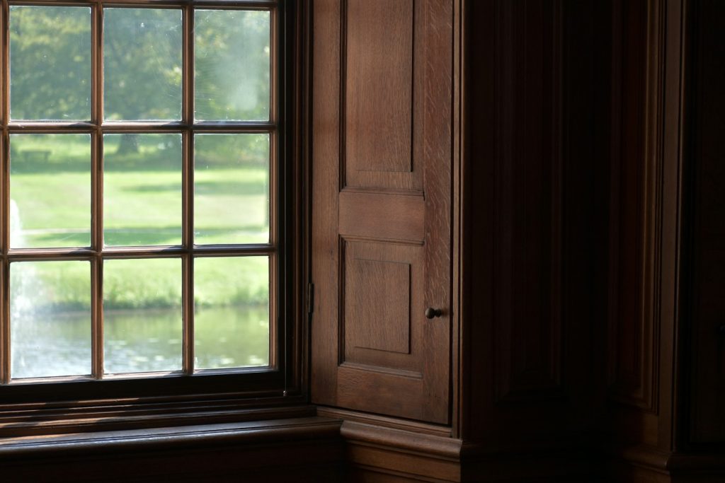 Klassisches Fenster in einem ruhigen älteren Innenraum