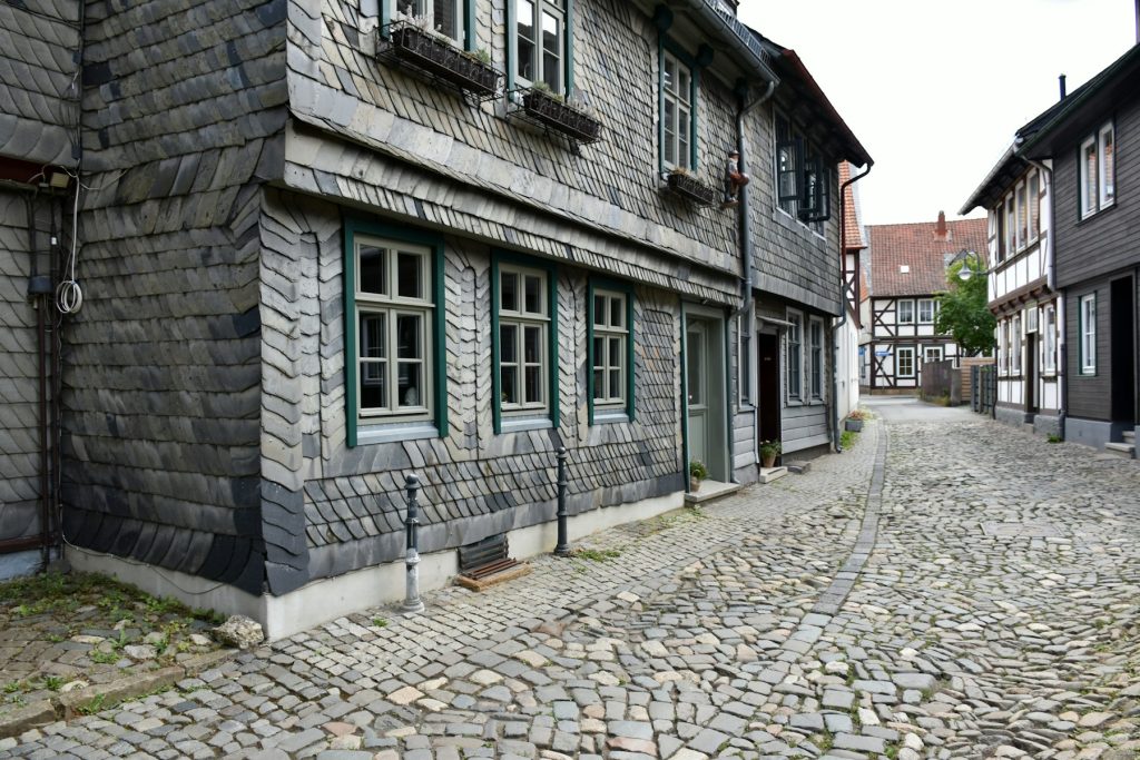 Historische deutsche Fachwerkhäuser an einer ruhigen Straße