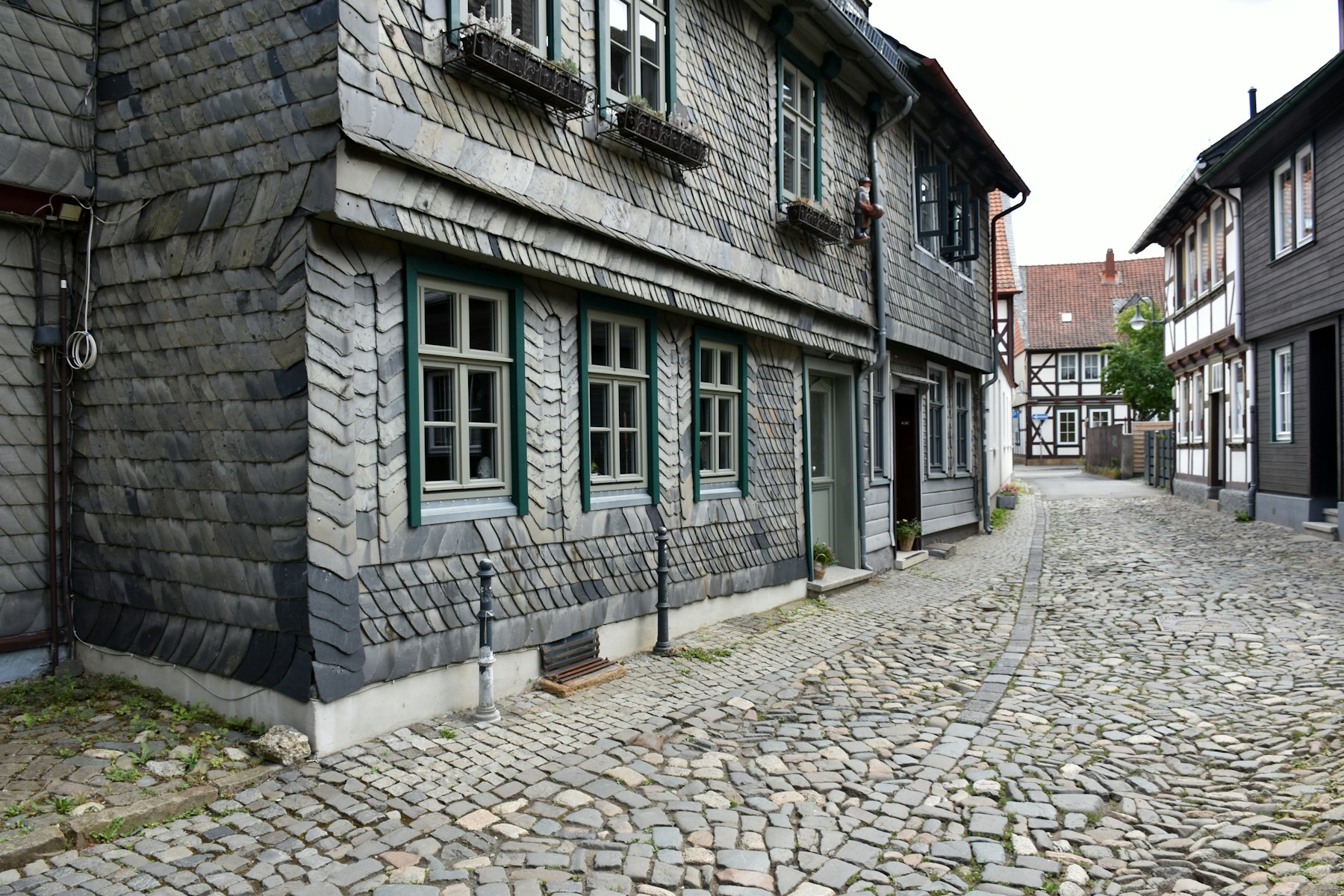 Historische deutsche Fachwerkhäuser an einer ruhigen Straße