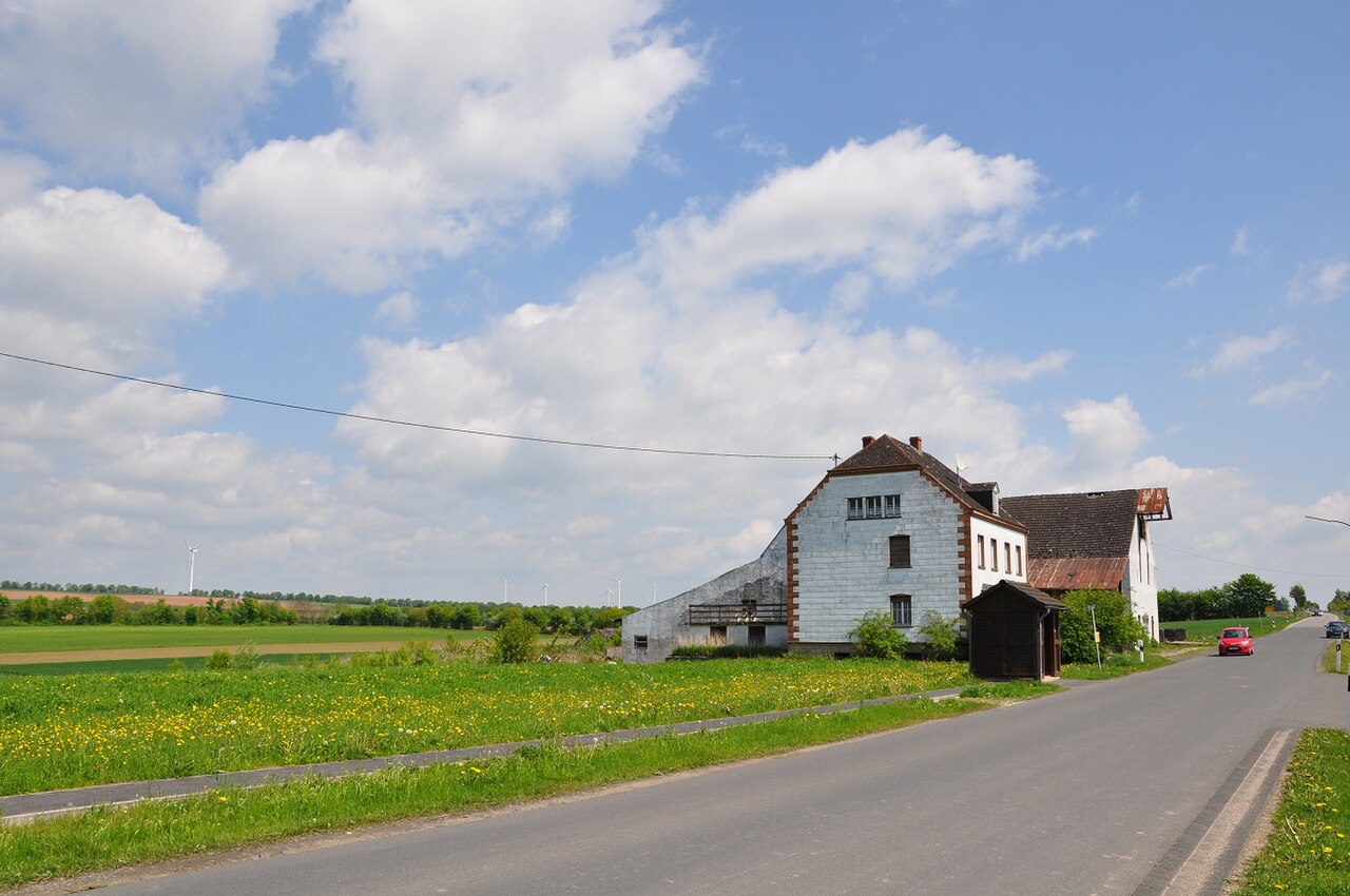Straße und Häuser in Hommerdingen in der Eifel