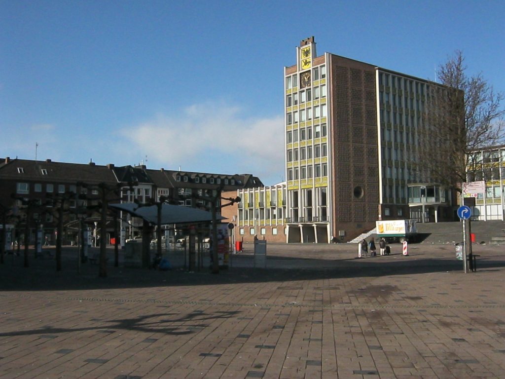 Kaiserplatz in Düren mit Rathaus