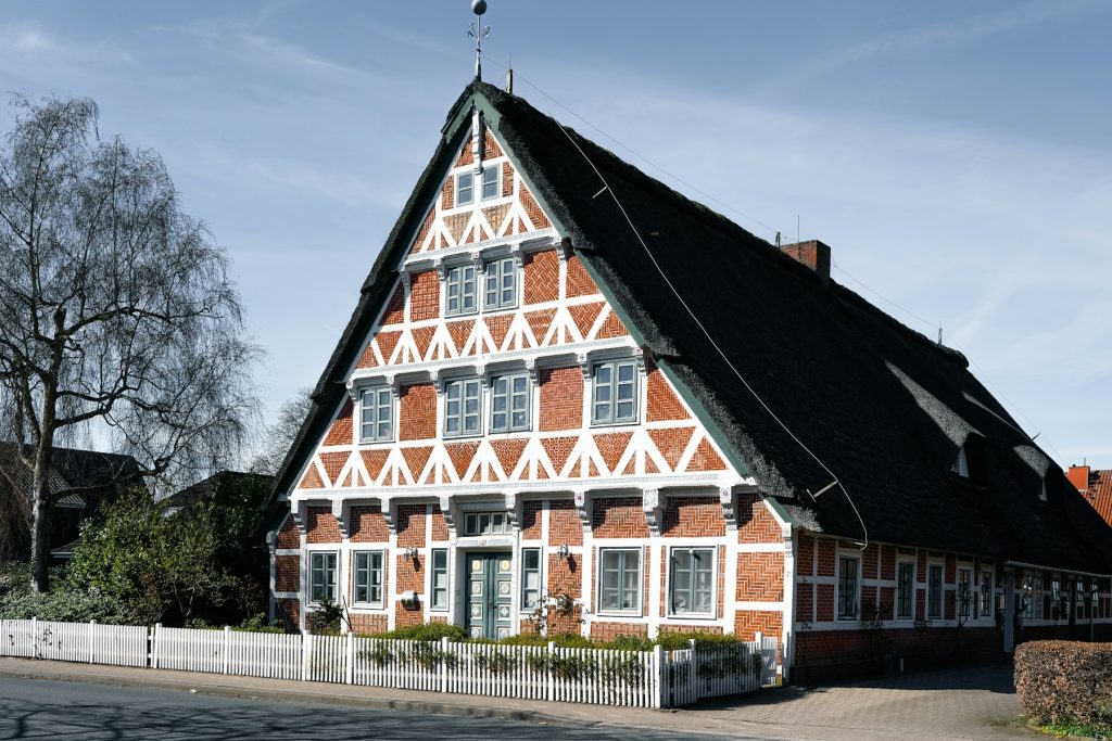 Fachwerkhaus mit steilem Dach